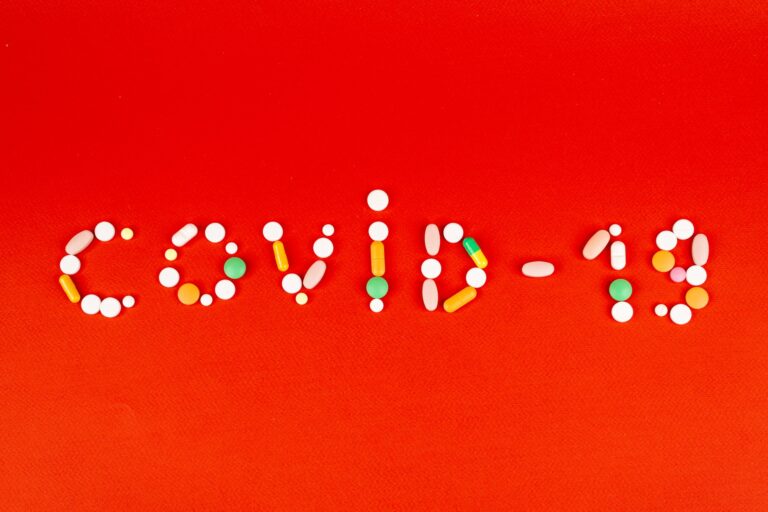 Antiviraux COVID-19 : guide complet des traitements disponibles