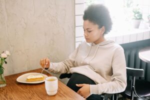 Aversions alimentaires pendant la grossesse : causes, aliments concernés et solutions