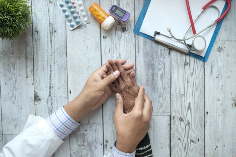 Cytomégalovirus gériatrique : comprendre, dépister et traiter cette infection chez les seniors