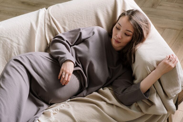 Fatigue du troisième trimestre de grossesse : causes, solutions et conseils pratiques