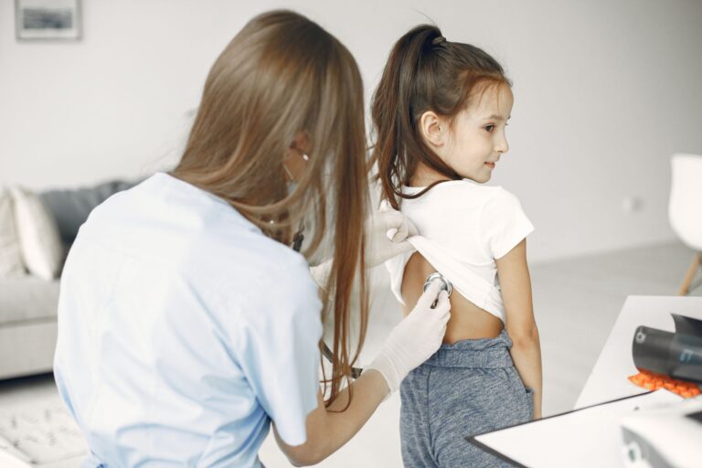 Hépatite B chez l&rsquo;enfant : guide complet de la prise en charge et de la réadaptation