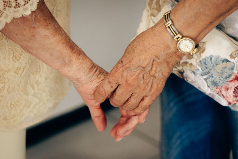Incontinence urinaire chez la personne âgée : comprendre les complications et mieux les prévenir