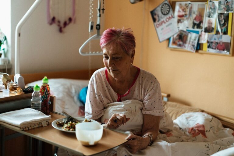 La nutrition de la personne âgée : besoins, risques et conseils pratiques