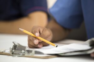La polyarthrite rhumatoïde : causes, symptômes et traitements