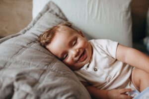 La poussée dentaire chez le bébé : symptômes, soulagement et conseils