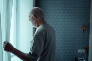 La solitude chez les personnes âgées : causes, conséquences et solutions
