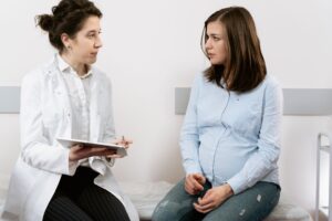 L'accouchement naturel vs la césarienne : comprendre les différences pour mieux choisir