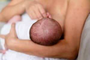 L'alimentation du bébé de 0 à 6 mois : guide complet pour les parents