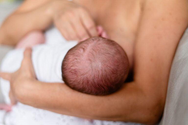 L&rsquo;alimentation du bébé de 0 à 6 mois : guide complet pour les parents