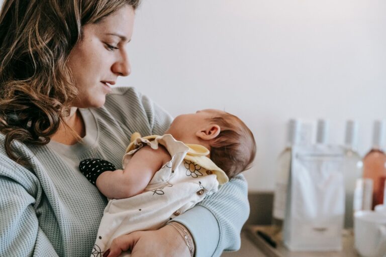 Le retour après accouchement : guide complet du post-partum