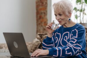 Le syndrome de Sjögren gériatrique : diagnostic, symptômes et prise en charge chez la personne âgée