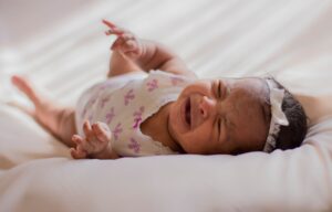 Les coliques du nourrisson : comprendre, soulager et accompagner bébé