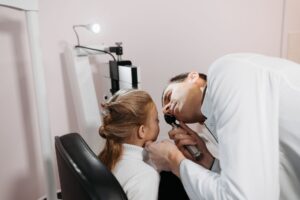 Les otites chez l'enfant : causes, symptômes et traitements