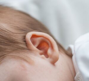 Otite moyenne chez le bébé : comprendre, traiter et accompagner la rééducation