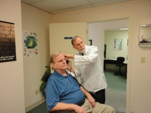 Presbyacousie : comprendre la surdité liée à l'âge et ses complications