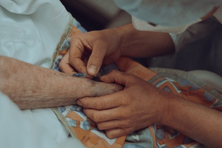 Septicémie chez la personne âgée : comprendre les risques et prévenir la complication