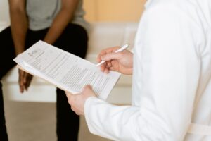 Syndrome de Münchhausen par procuration : comprendre les complications et la prise en charge