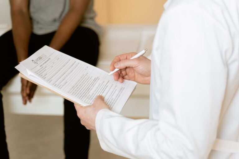 Syndrome de Münchhausen par procuration : comprendre les complications et la prise en charge