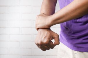 Syndrome du canal carpien et grossesse : facteurs de risque, symptômes et prise en charge