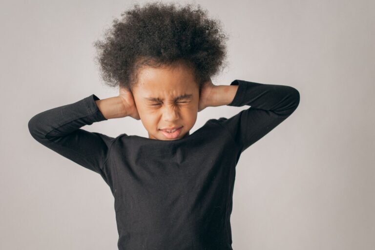 Acouphènes chez l&rsquo;enfant : comprendre et prévenir les troubles auditifs liés au bruit