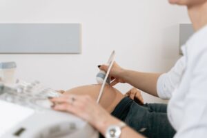 Amnios et liquide amniotique : tout savoir sur la grossesse tardive
