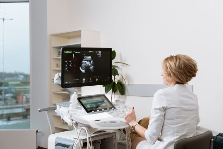 Anévrisme de l&rsquo;aorte abdominale : causes, symptômes, diagnostic et traitement