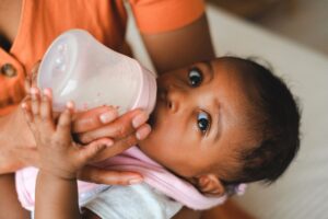 Biberon et formule pédiatrique : guide complet pour nourrir bébé