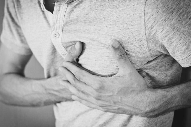 Brûlures d&rsquo;estomac chez la personne âgée : causes, complications et traitements