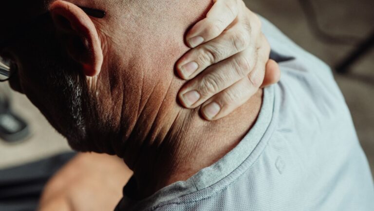 Cervicalgie durable : comprendre, traiter et prévenir la douleur chronique du cou chez la personne âgée