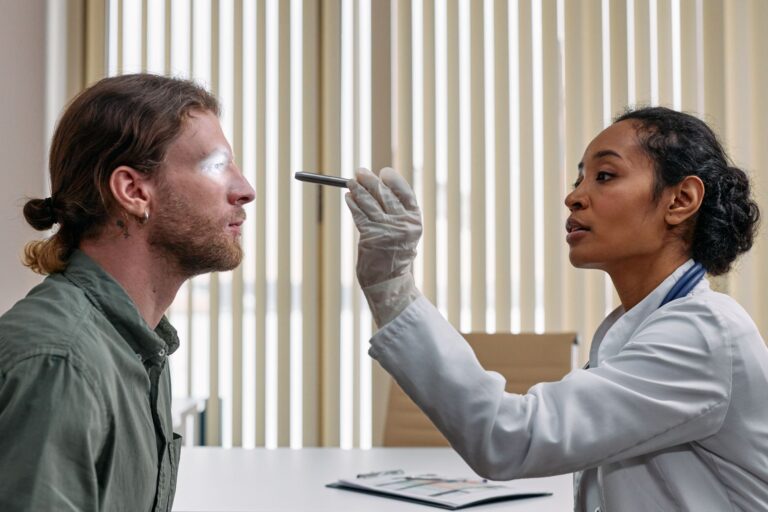 Corps étranger oculaire : causes, symptômes et prise en charge