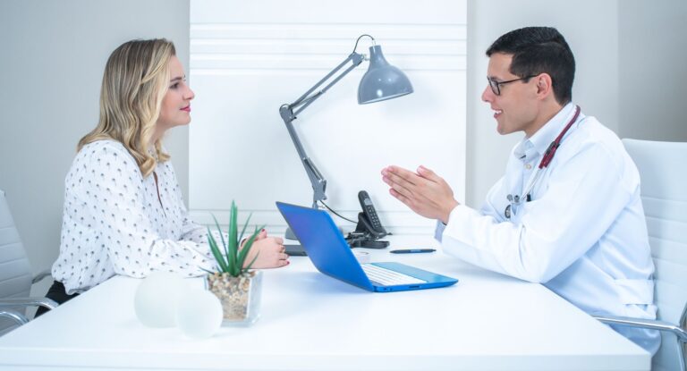 Galactorrhée : causes, symptômes, diagnostic et traitements