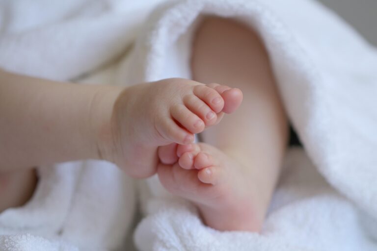 Gonflement des chevilles chez les personnes âgées : causes, diagnostic et prise en charge