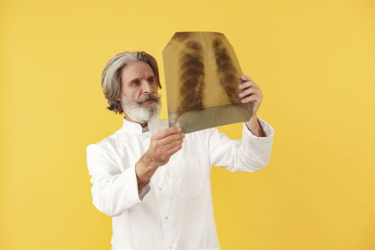 Gynécomastie : causes, diagnostic et traitements de l&rsquo;hypertrophie mammaire masculine