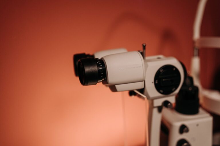 Hémorragie du vitré : causes, symptômes et traitements