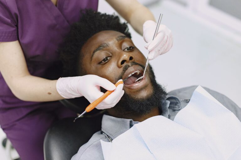 Hypersensibilité dentinaire : causes, symptômes et traitements efficaces