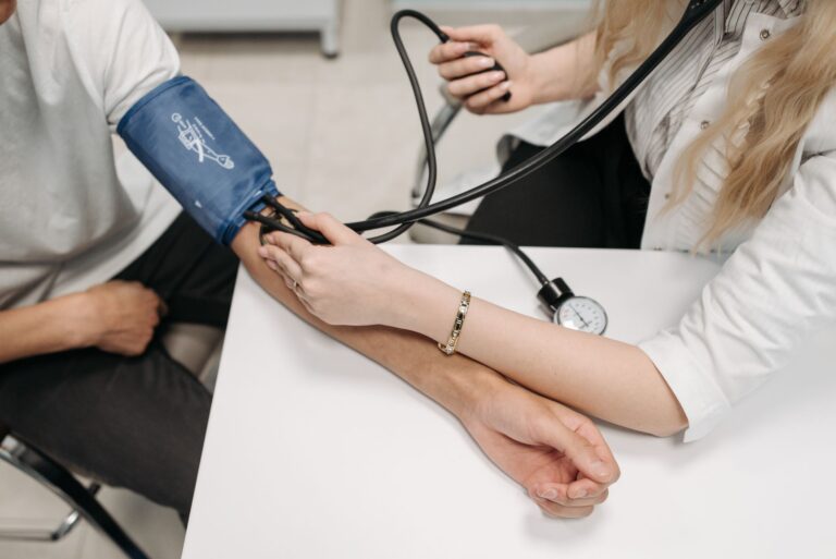 Hypertension artérielle secondaire : causes, diagnostic et traitement