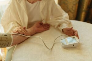 Hypertension chez la personne âgée : diagnostic, traitement et prise en charge