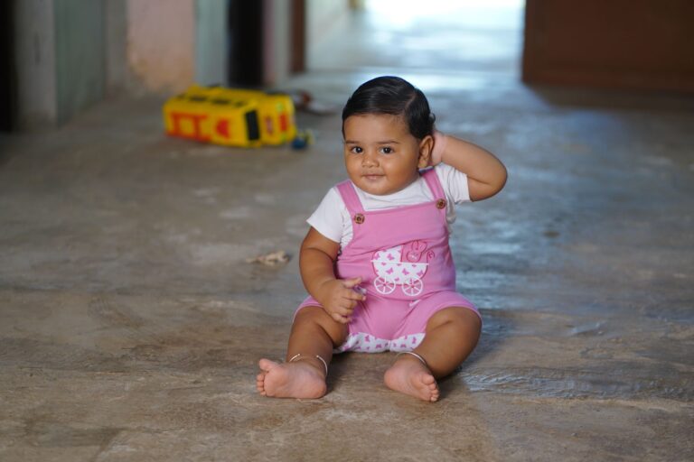 La position assise chez bébé : étapes, conseils et sécurité