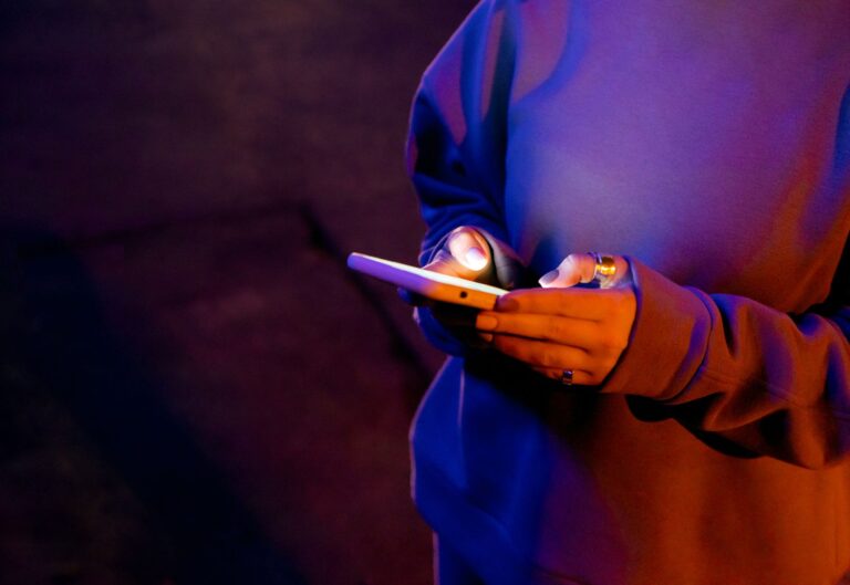 Lumière bleue et sommeil : comprendre l&rsquo;impact et prévenir les troubles