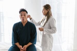 Mycose auriculaire : causes, symptômes et traitements efficaces