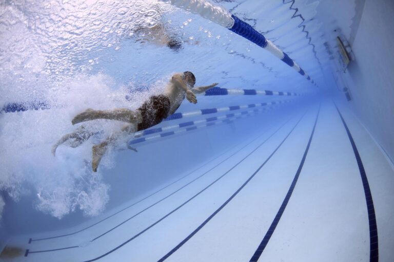 Natation et articulations : un sport doux pour préserver votre mobilité