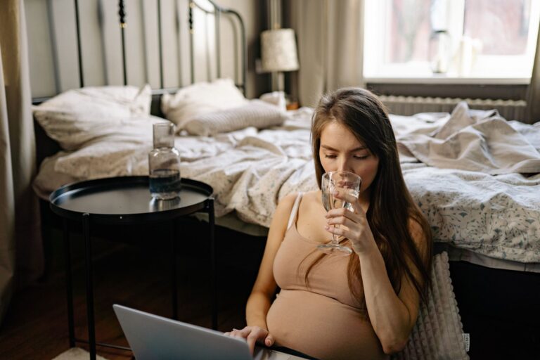 Nausées matinales pendant la grossesse : causes, symptômes et solutions