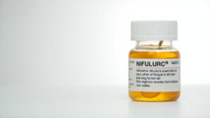 Niflurène bactéricide en gériatrie : usage, efficacité et précautions