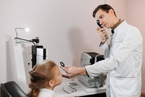 Otite séreuse : causes, symptômes et traitements