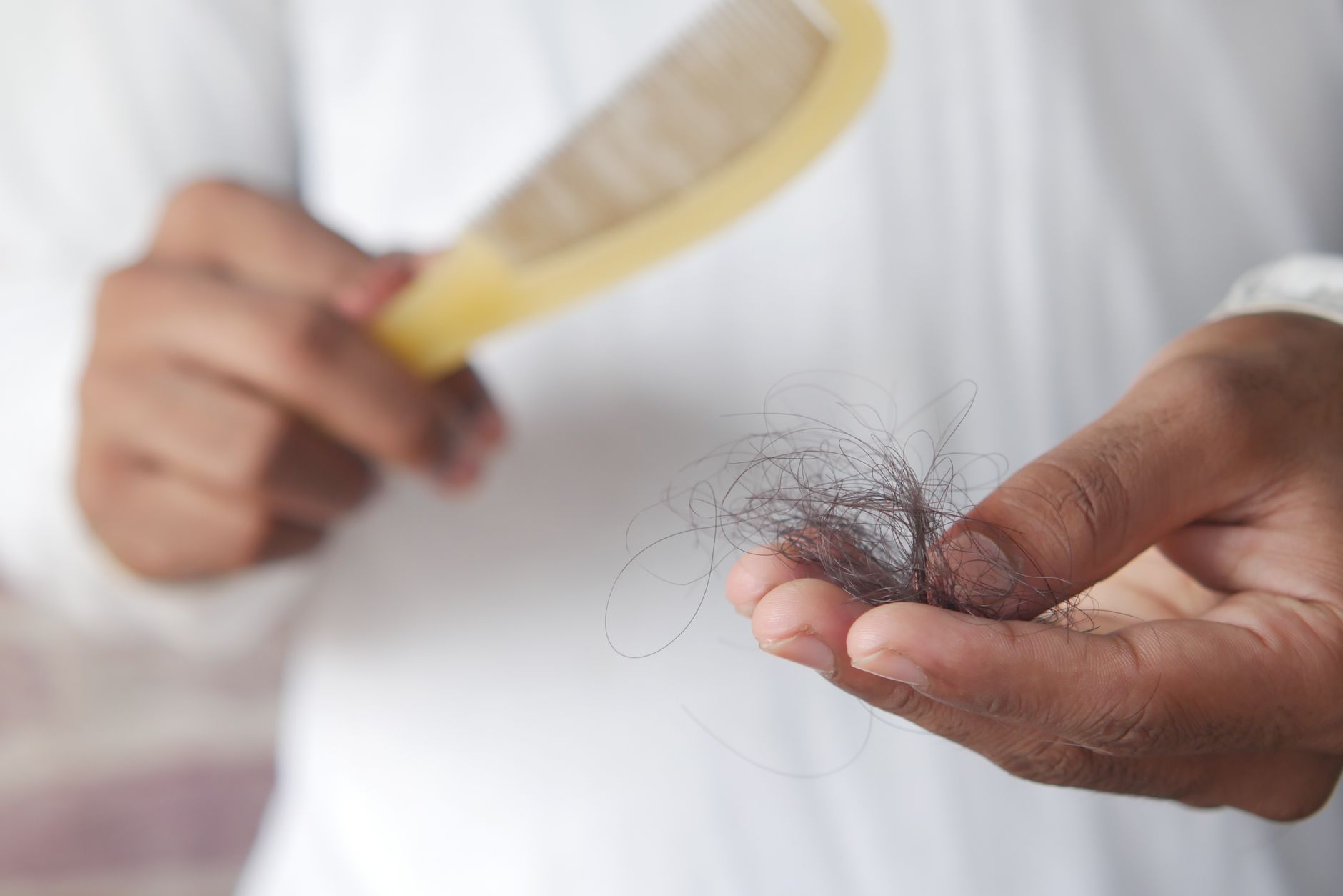 Perte de cheveux et réhabilitation : comprendre, traiter et reconstruire sa confiance avec l’âge