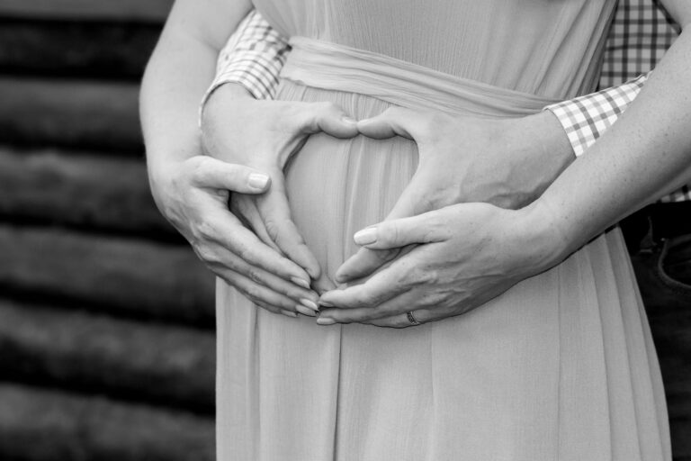 Premiers coups de bébé : comprendre et surveiller les mouvements fœtaux