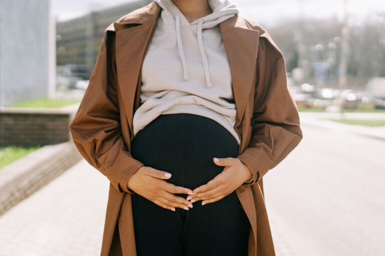 Premiers coups de bébé : facteurs de risque à surveiller pendant la grossesse