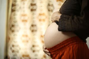 Premiers coups de bébé : quand et comment les ressentir pendant la grossesse