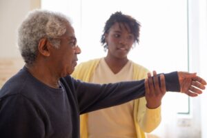 Récupération musculaire gériatrique : guide complet pour préserver la force après 65 ans