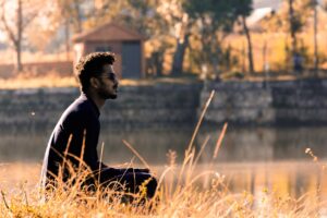 Rumination mentale : facteurs de risque, causes et prise en charge